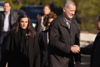 Los Reyes y Chiqui Montero saludan a Juanma Moreno en su llegada a Adamuz. 