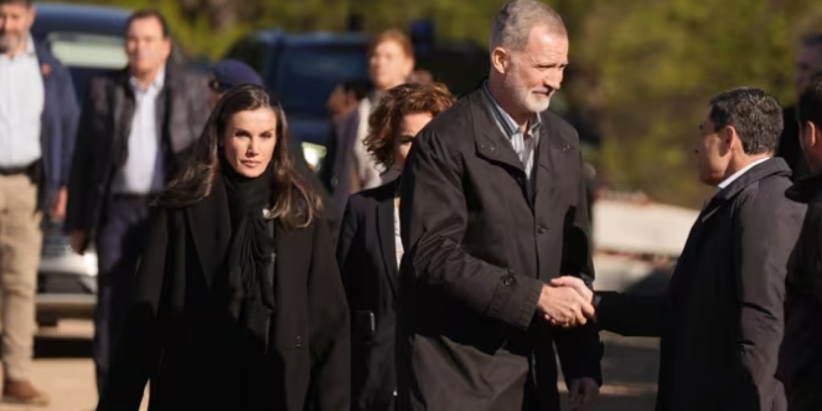 Los Reyes y Chiqui Montero saludan a Juanma Moreno en su llegada a Adamuz.