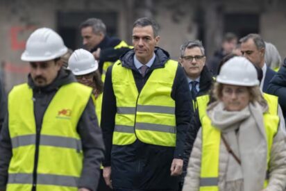 Sánchez y Bolaños, disfrados de obreros para el photocall de la vivienda en Campamento