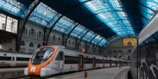 Tren de Rodalies en la Estaci&oacute;n de Francia en Barcelona. 