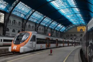 Tren de Rodalies en la Estaci&oacute;n de Francia en Barcelona. 