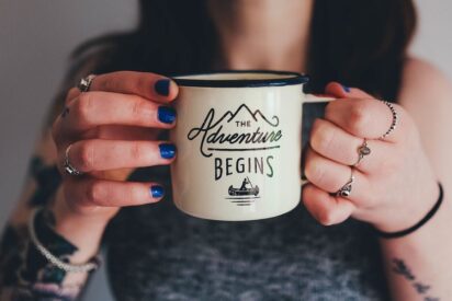 C&oacute;mo lucir unas u&ntilde;as azules espectaculares este invierno de 2026