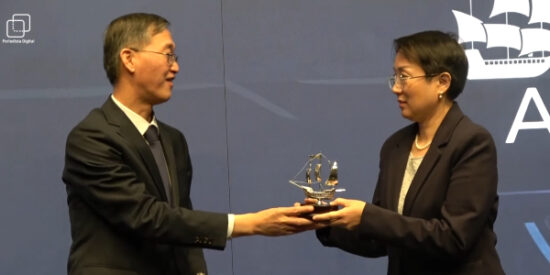 El embajador de China en España ofrece el premio a Air China. 