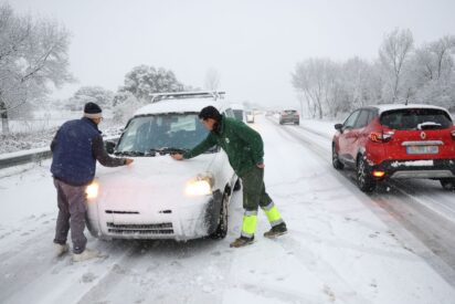 Varios veh&iacute;culos circulan con la nieve por la M-607, a 28 de enero de 2026, en Madrid (Espa&ntilde;a)