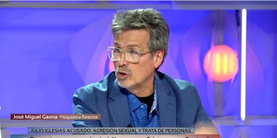 El doctor Gaona se sale de la cacer&iacute;a de la izquierda contra Julio Iglesias: &ldquo;Les viene bien&rdquo;