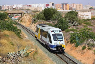 Otro accidente ferroviario en Cartagena: un tren colisiona con una gr&uacute;a y hay varios heridos leves