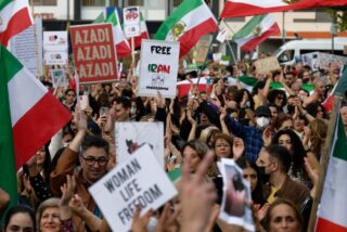 La dictadura iran&iacute; reprime a sangre y fuego a los opositores: al menos 45 asesinados y m&aacute;s de 2.000 detenidos