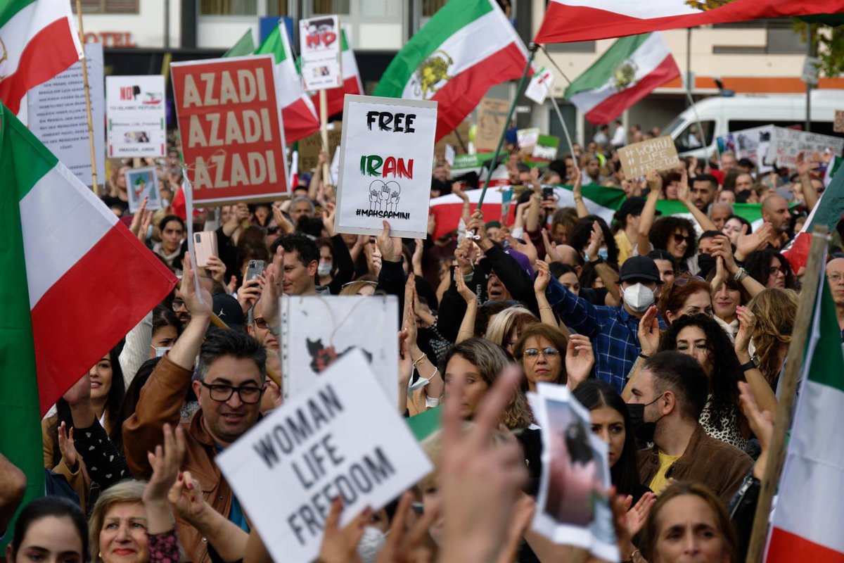 La dictadura iran&iacute; reprime a sangre y fuego a los opositores: al menos 45 asesinados y m&aacute;s de 2.000 detenidos