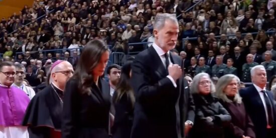 El gesto de Letizia en el funeral por las v&iacute;ctimas de Adamuz que cabrea a muchos