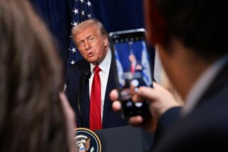 Explosiones en Caracas y Estados Unidos confirma ataques: Trump afirma que Maduro fue capturado tras ofensiva militarEl r&eacute;gimen de Maduro denuncia una supuesta &ldquo;agresi&oacute;n militar&rdquo; y reactiva el libreto del enemigo externo