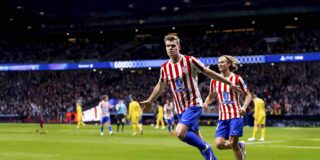 Sorloth y Llorente celebran un gol en el Metropolitano.