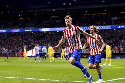 Sorloth y Llorente celebran un gol en el Metropolitano.