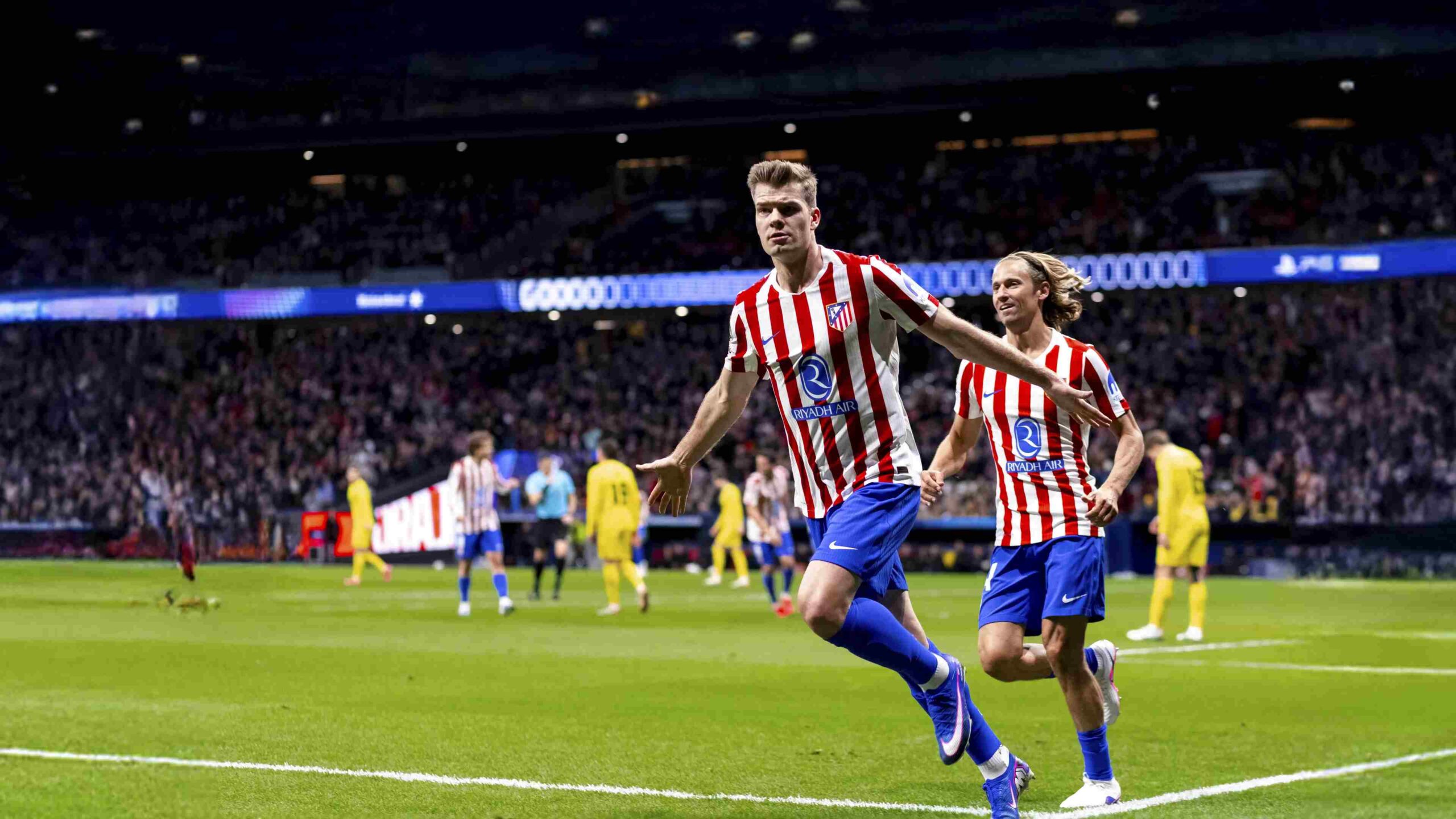 Sorloth y Llorente celebran un gol en el Metropolitano.