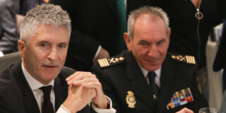 El ministro de Interior, Fernado Grande-Marlaska (izquierda), junto al DAO de la Policía Nacional, José Ángel González