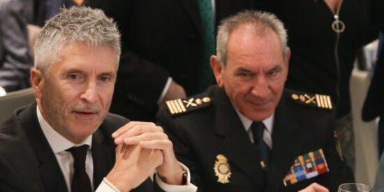 El ministro de Interior, Fernado Grande-Marlaska (izquierda), junto al DAO de la Policía Nacional, José Ángel González