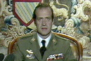 El rey Juan Carlos I en su intervención por televisión la noche del golpe de Estado del 23F