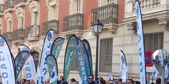 Polic&iacute;as y guardias civiles exigen la dimisi&oacute;n de Marlaska ante el Ministerio del Interior