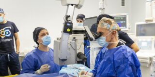 El codirector de FacoElche se somete en directo a la implantaci&oacute;n bilateral de una lente dise&ntilde;ada con IA