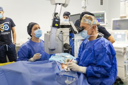 El codirector de FacoElche se somete en directo a la implantaci&oacute;n bilateral de una lente dise&ntilde;ada con IA