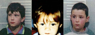 James Bulger entre sus asesinos, Robert Thompson y Jon Venables (1)
