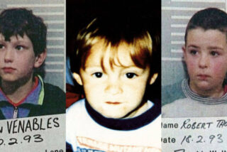 James Bulger entre sus asesinos, Robert Thompson y Jon Venables (1)