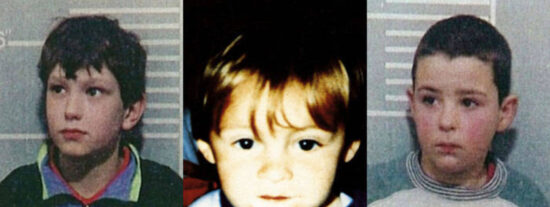 James Bulger entre sus asesinos, Robert Thompson y Jon Venables (1)