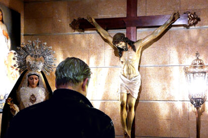 Si un d&iacute;a mi cuerpo sin vida, apareciera a los pies de Cristo Crucificado