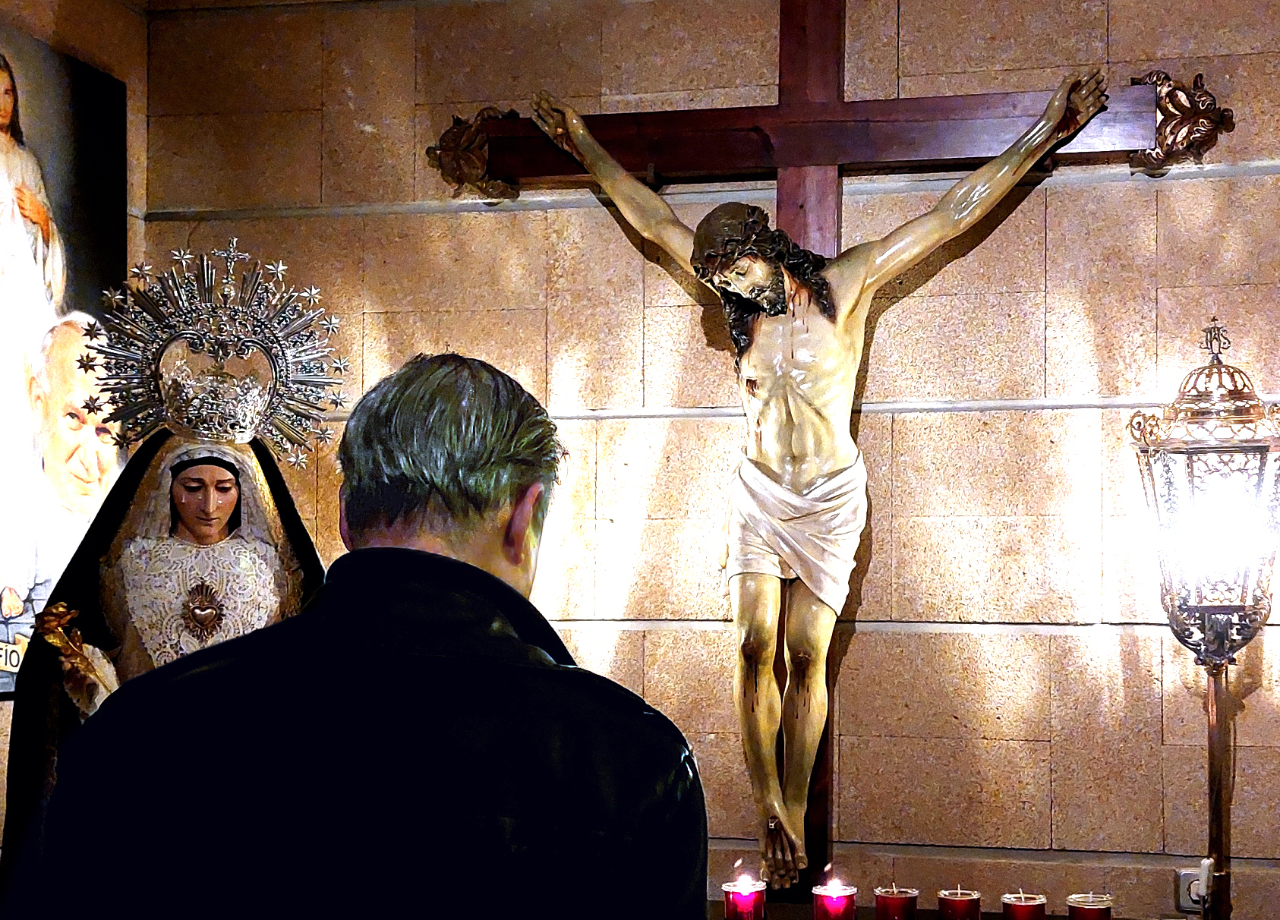 Si un d&iacute;a mi cuerpo sin vida, apareciera a los pies de Cristo Crucificado