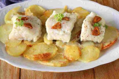 Lomos de bacalao al horno sobre patatas panadera