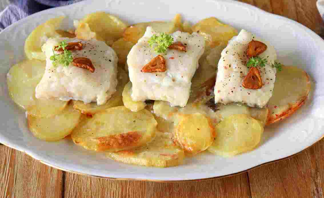 Lomos de bacalao al horno sobre patatas panadera
