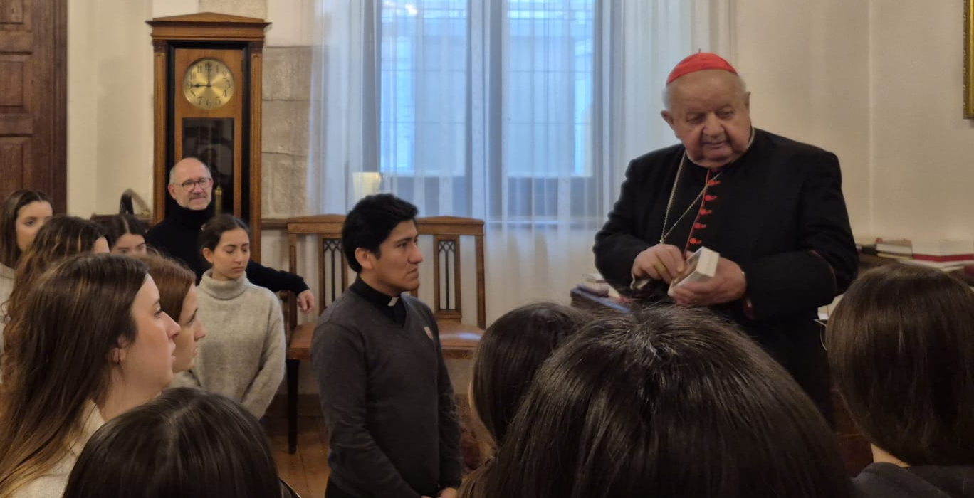 Alumnos de Bachillerato del Colegio Juan Pablo II de Parla, recibidos en Cracovia por el cardenal Dziwisz