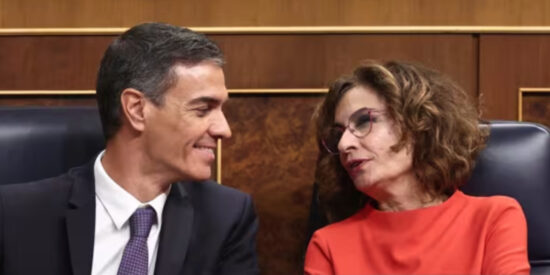 Pedro Sánchez, y la vicepresidenta primera y ministra de Hacienda, María Jesús Montero,