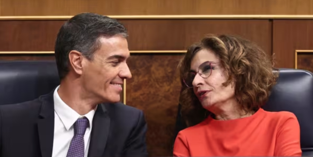 Pedro Sánchez, y la vicepresidenta primera y ministra de Hacienda, María Jesús Montero,