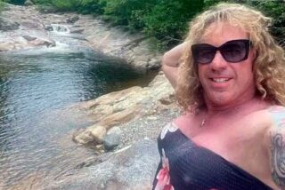 Un padre 'trans' abre fuego durante un partido escolar de hockey y mata a su exesposa y a su hijo