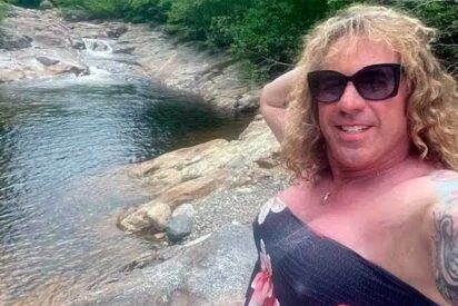 Un padre 'trans' abre fuego durante un partido escolar de hockey y mata a su exesposa y a su hijo