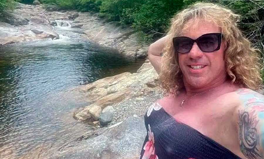 Un padre 'trans' abre fuego durante un partido escolar de hockey y mata a su exesposa y a su hijo