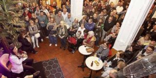Sarah Santaolalla en el acto de jóvenes del PSOE en Palencia rodeada de tercera edad