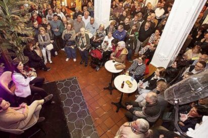 Sarah Santaolalla en el acto de jóvenes del PSOE en Palencia rodeada de tercera edad