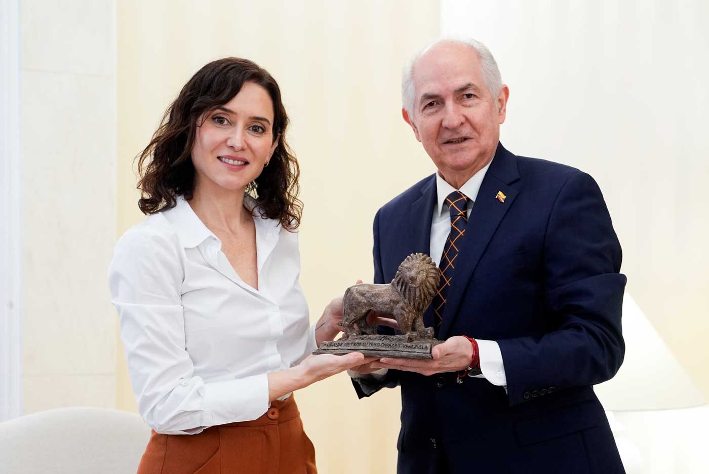 Ayuso recibe a Antonio Ledezma, quien la reconoce como "refugio y esperanza" para la di&aacute;spora venezolana