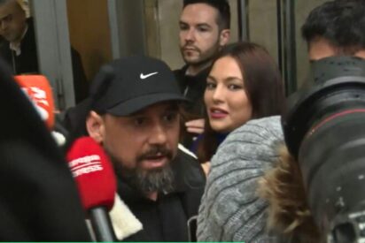 Momento en el que el ciudadano pierde los papeles intentando salir de los juzgados 