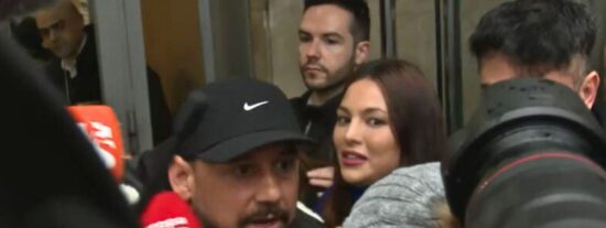 Momento en el que el ciudadano pierde los papeles intentando salir de los juzgados 