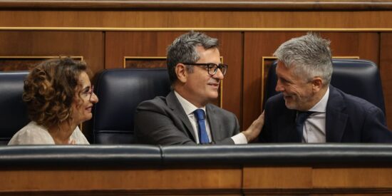  La vicepresidenta primera y ministra de Hacienda, Mar&iacute;a Jes&uacute;s Montero; el ministro para la Presidencia, Relaciones con las Cortes y Justicia, F&eacute;lix Bola&ntilde;os y el ministro de Interior, Fernando Grande-Marlaska, durante una sesi&oacute;n de control al Gobierno en el Congreso de los Diputados