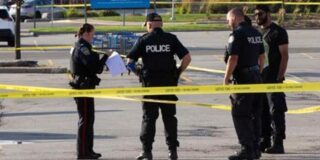 Agentes de la polic&iacute;a acordonan la zona del tiroteo.