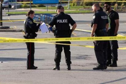 Agentes de la polic&iacute;a acordonan la zona del tiroteo.