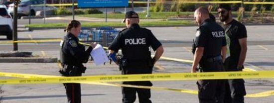 Agentes de la polic&iacute;a acordonan la zona del tiroteo.