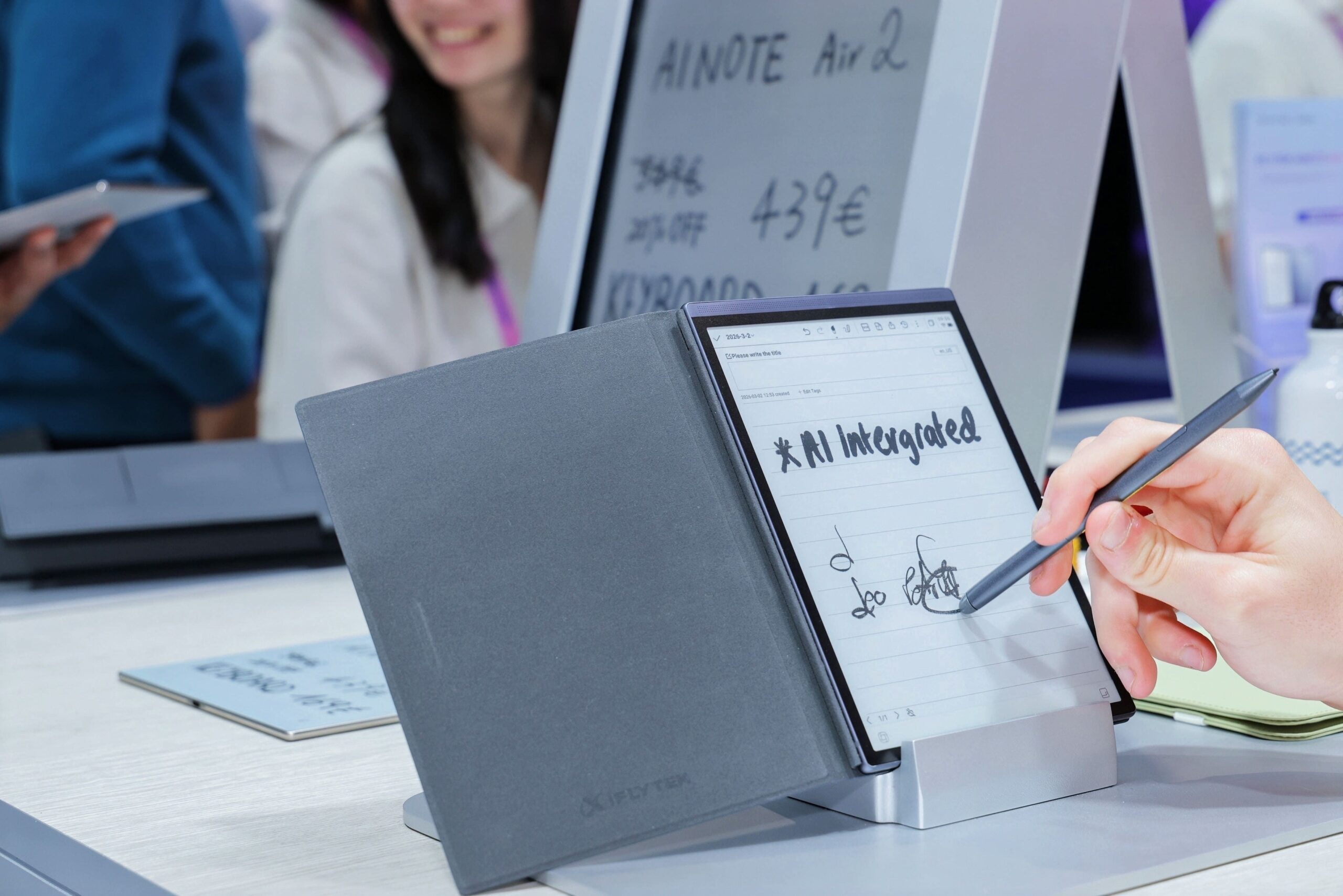 iFLYTEK presenta a nivel global sus nuevas gafas con IA y el AI Interpret Mic en MWC26