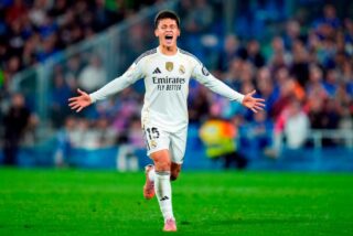 Un 'zambombazo' de G&uuml;ler, a 68 metros de la porter&iacute;a del Elche, pone en pie al Bernab&eacute;u