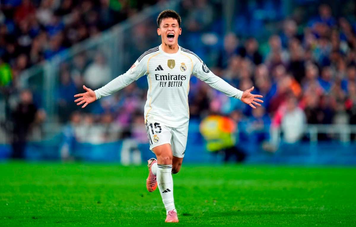 Un 'zambombazo' de G&uuml;ler, a 68 metros de la porter&iacute;a del Elche, pone en pie al Bernab&eacute;u