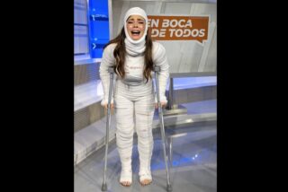 El 'milagro' m&eacute;dico de Sarah Santaolalla: ya aplaude a todo meter con ambas manos, pese a seguir con el brazo en cabestrillo