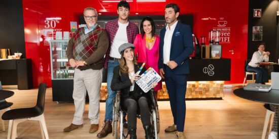 El reparto de Café para Cinco está formado por: de pie, de izquierda a derecha, Juan Diego Bueno (Ernesto), Sergio G. Abelaira (Rafa), Diana Fenochio (Lola) y Arturo Valls (Martín). Sentada, Andrea Lareo (Andrea)